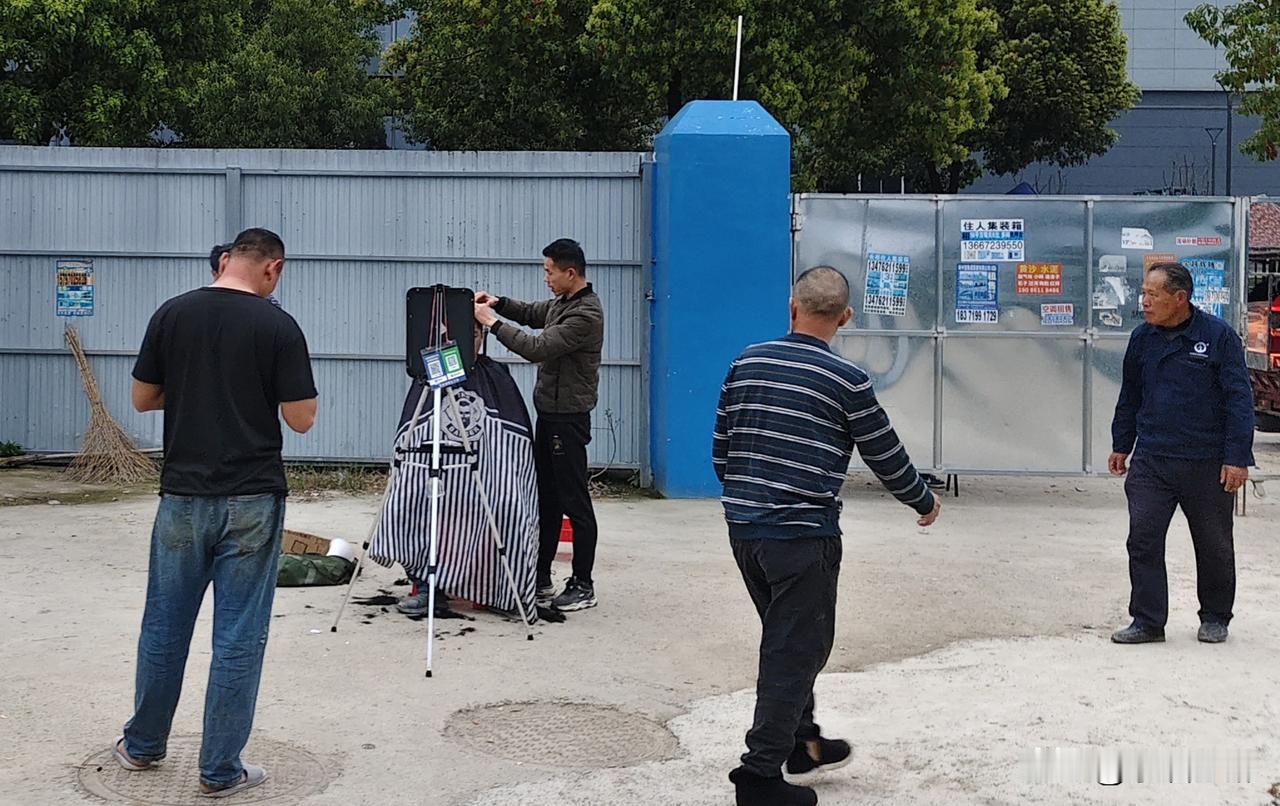 工地“10元理发”很常见，男女理发师像约好似的轮着来，但男理发师更受欢迎。
是不