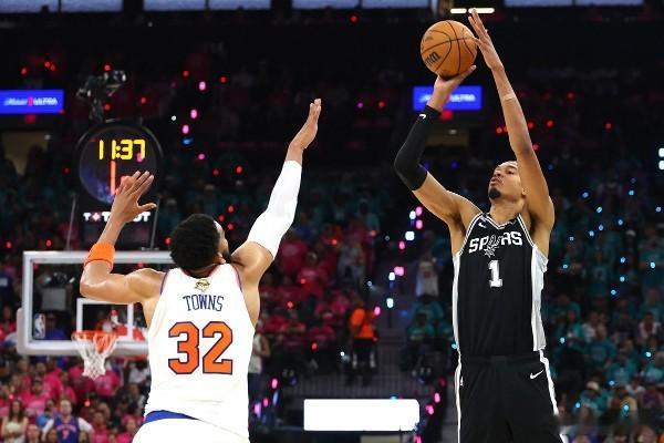 NBA总决赛周三开锣，纽约人靠谢伦宾逊及唐斯携手攻下48分，在下半场反胜主场的圣