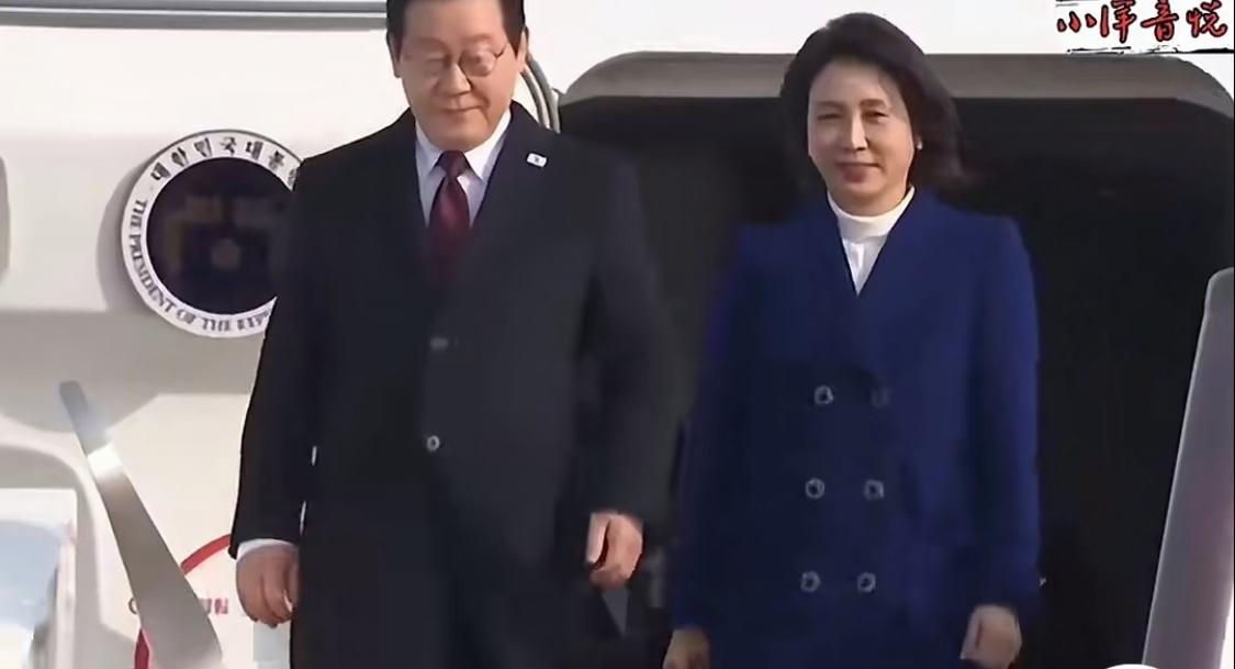 这次李在明访华，场面多少有点让人替他尴尬。

说是带了二百多人的访问团，结果大家