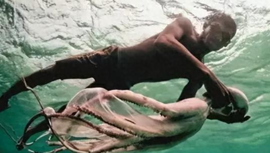 世界上唯一没有国籍的民族：一生只能待在水里，身体开始 “进化”？
 
在菲律宾、