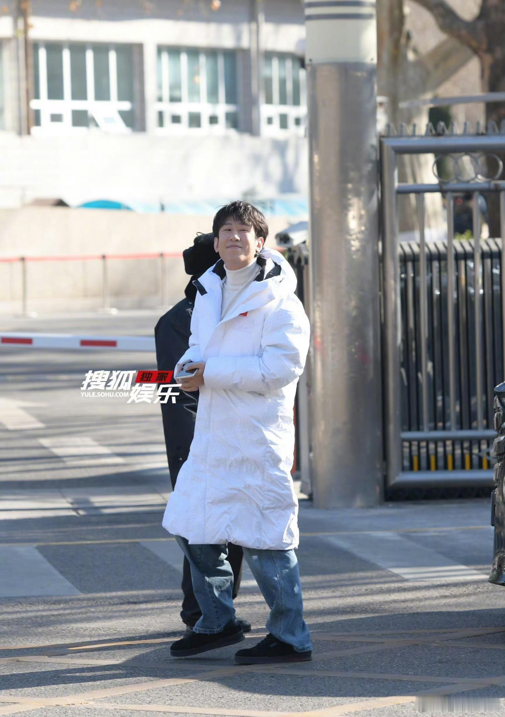 于洋春晚彩排 看到于洋出现在春晚第三次联排现场，瞬间觉得除夕的笑点有了保障！这位