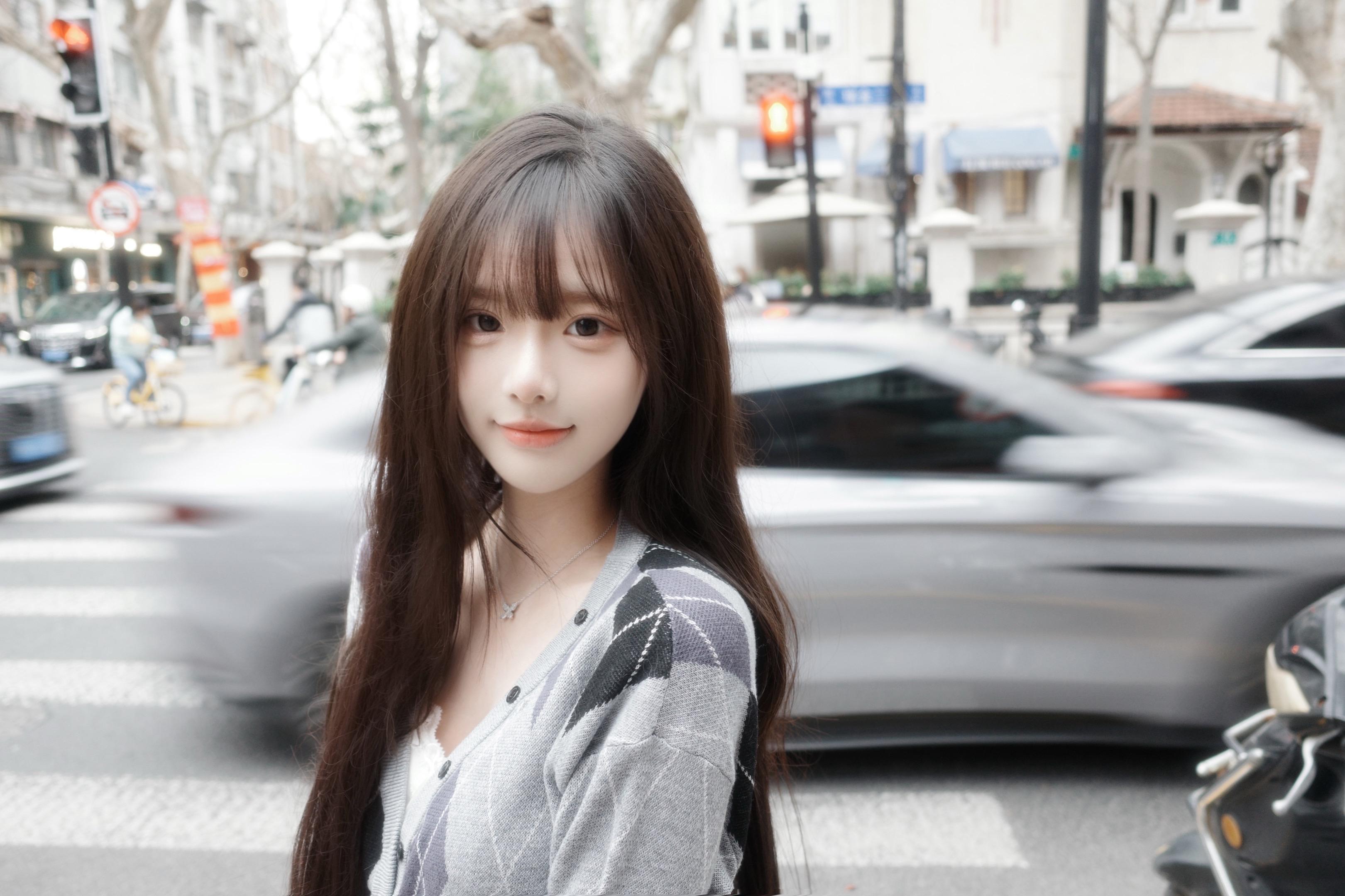 你温柔的长发 在风中划过嘴角