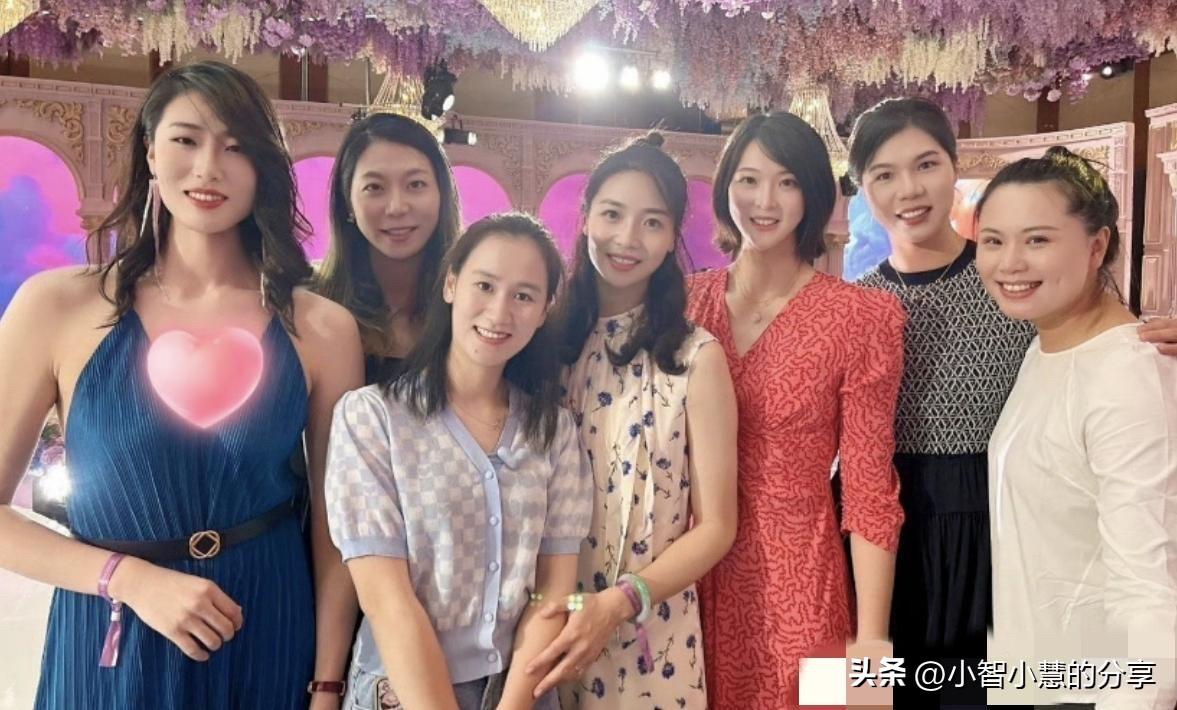 不愧是站在正中间C位的两位大美女，她们是这些女排运动员里面颜值最高，最有魅力的两
