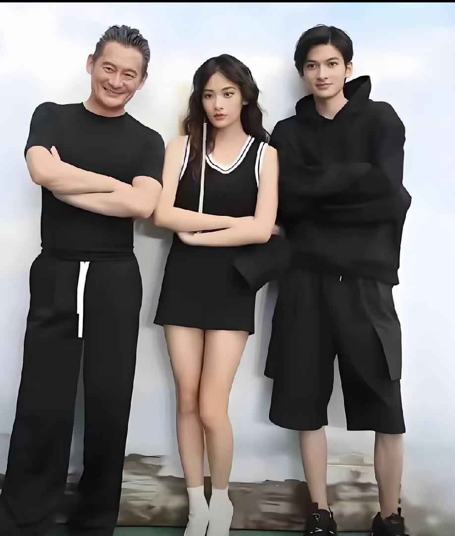 这是井冈山与帅气英俊的儿子，还有亭亭玉立的女儿，一起合影。井冈山赏秋 井冈山情谊