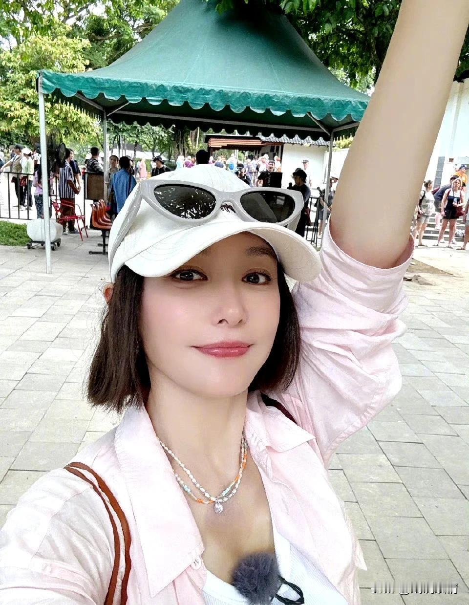 秦岚晒旅途明信片！
4月30日，秦岚晒出一组旅途中的美照。旅途中的秦岚看起来十分