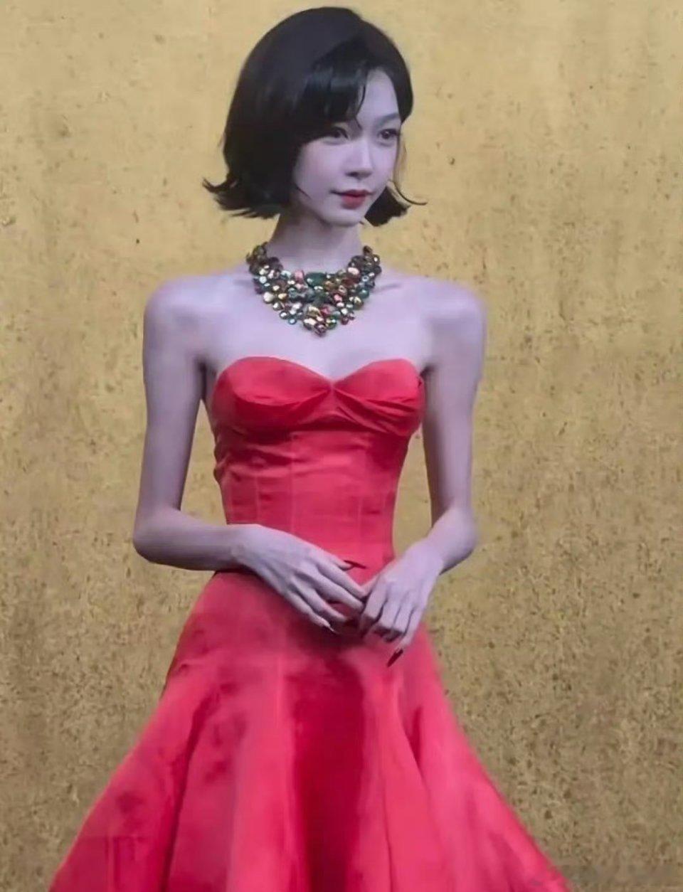 易梦玲瘦的太夸张了易梦玲怎么这么瘦啊我的天这真是只剩骨头架子了吧VOGUE红毯 