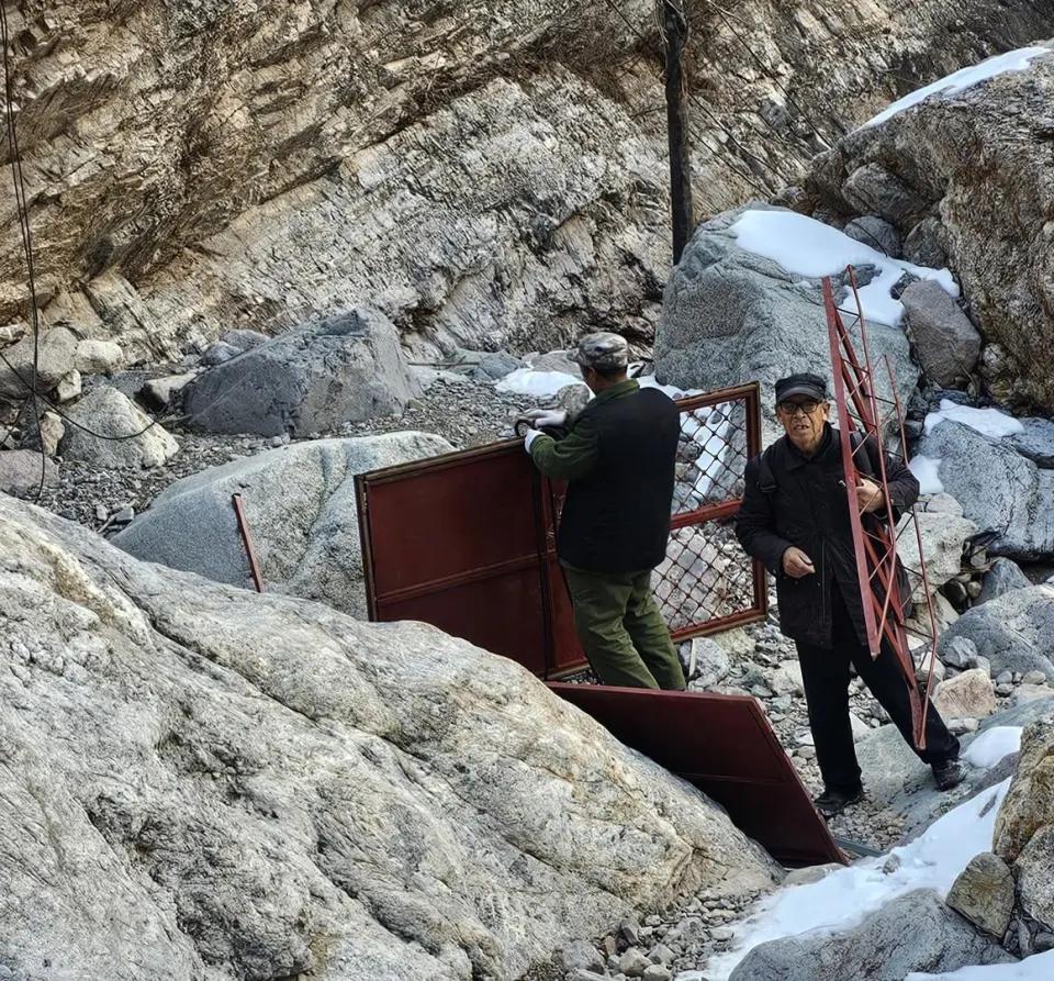 太让人佩服了！81岁老爷子花光百万退休金，在荒山修了11年台阶，一场洪水全冲没了