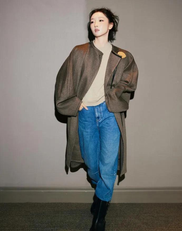 周冬雨换风格后，气质直接开挂！
 
周冬雨这组造型也太绝了吧！oversize 