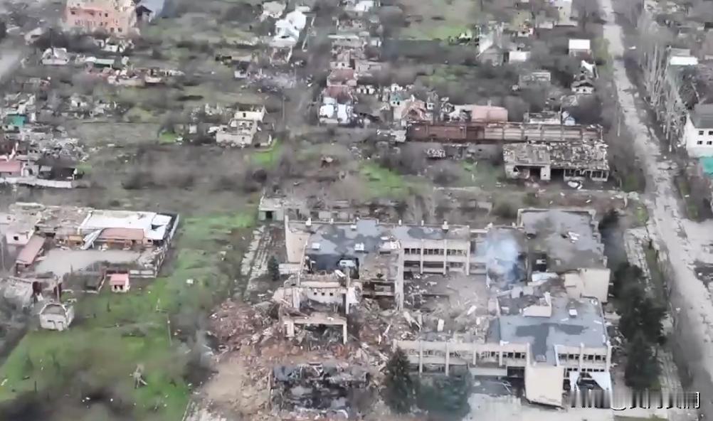 据财联社12月28日消息，当地时间12月27日，普京视察了俄军特别军事行动指挥所