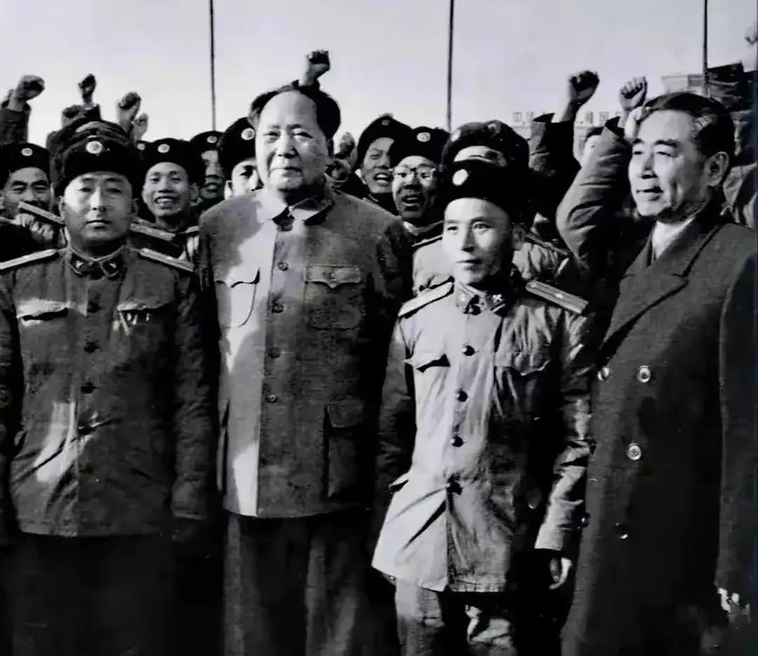 人民子弟兵，
就是人民群众的亲人！