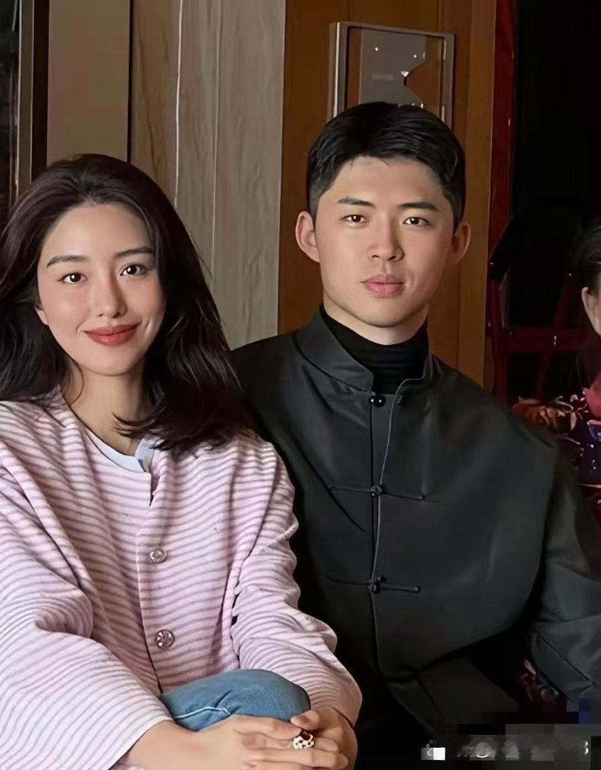 这是杨采钰跟她老公张向荣——福建金鹿集团第三代继承人的全家福，婆婆跟小姑子也在里