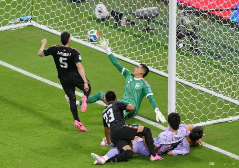 昨天，墨西哥在世界杯第二轮小组赛1-0击败韩国，赛后墨西哥门将劳尔·兰赫尔谈到了