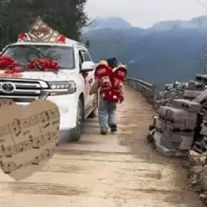 宝妈背龙凤胎遇婚车讨喜糖，为啥网友说必须给？
云南一位宝妈背着龙凤胎赶路时碰上婚