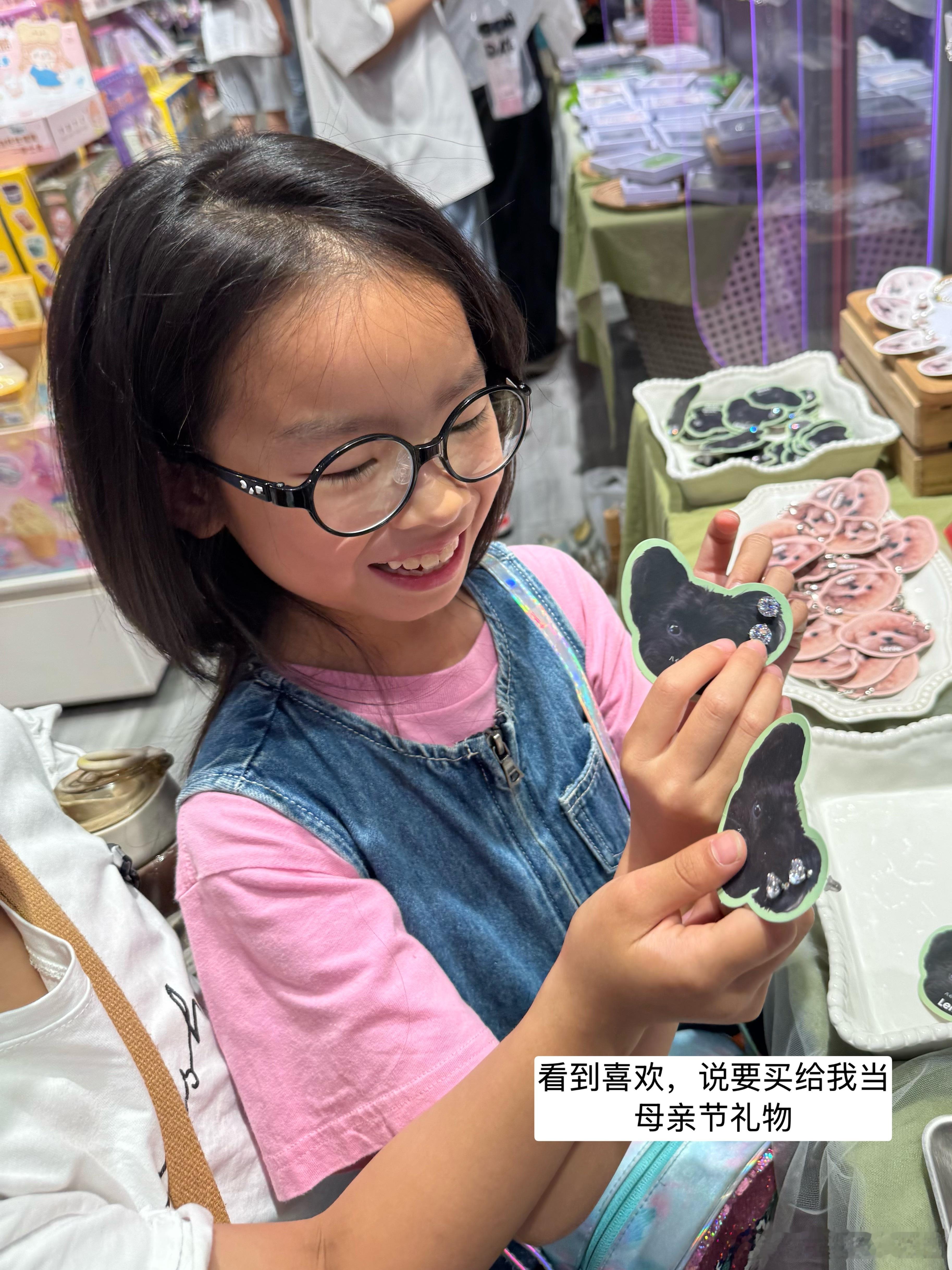 安姐在学校和同学约好要一起去逛商场，每人带 50元，去那些杂货文具店，买自己想要