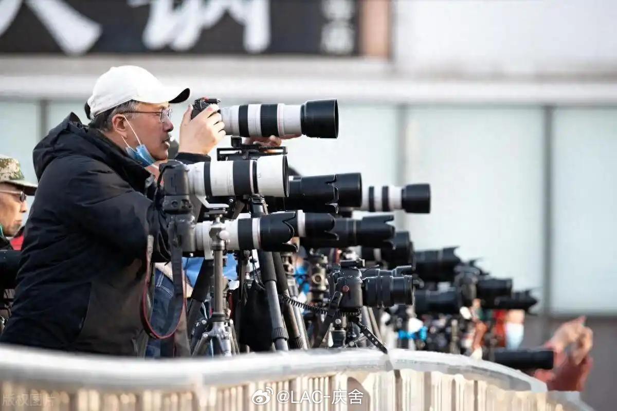 游客因拍照设备太专业被景区驱赶 禁止商业拍摄可以理解，但把私人留念和盈利商拍一刀