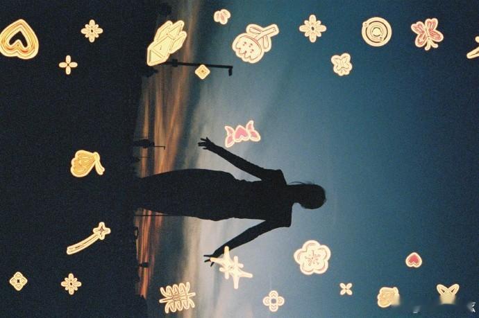 看见她的多面人生透过镜头看见她的每一面，仿佛每个瞬间都在告诉你她的独特与精彩。 