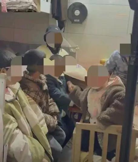 一、数平米空间里的 “九口之家”：镜头下的真实日常
抖音账号 “贵州小雪” 的一