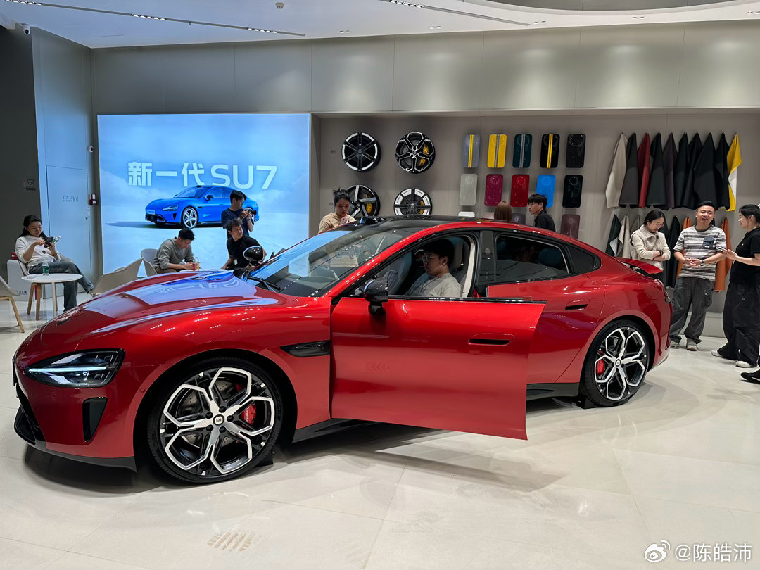 才刚发布，已经有不少客户在展厅想下单买新SU7了小米新一代su7今日发布小米