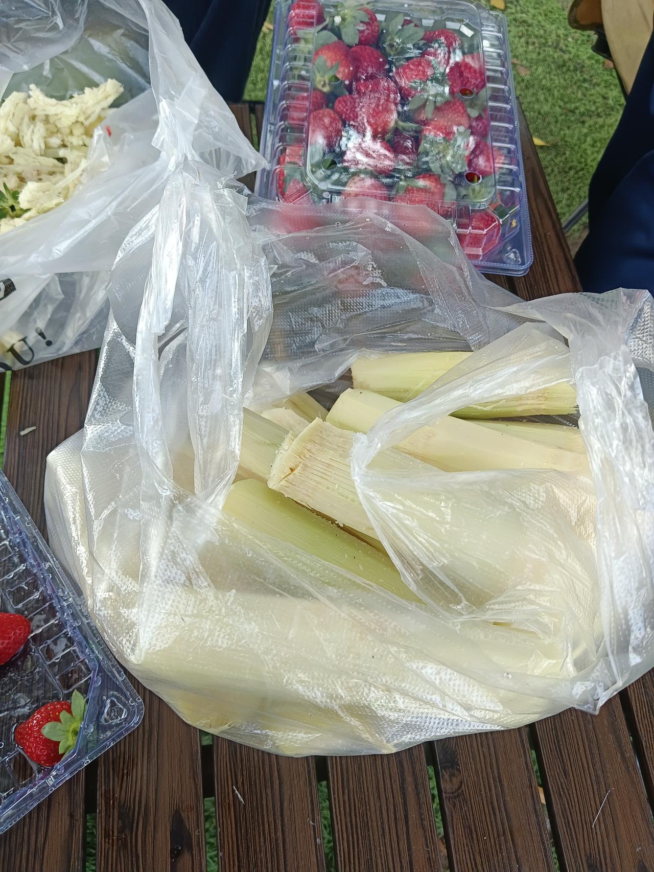 谁懂啊！10块钱拿下超大袋甘蔗，满满当当全是新鲜滋味，咬下去汁水四溢超满足。转头