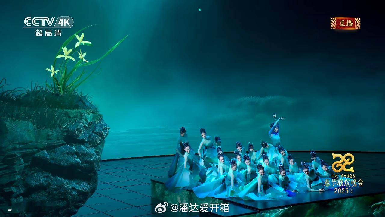 今年 春晚  的感觉就是，广告特别多[思考]除了歌舞表演稍微干净一些，其他的真的