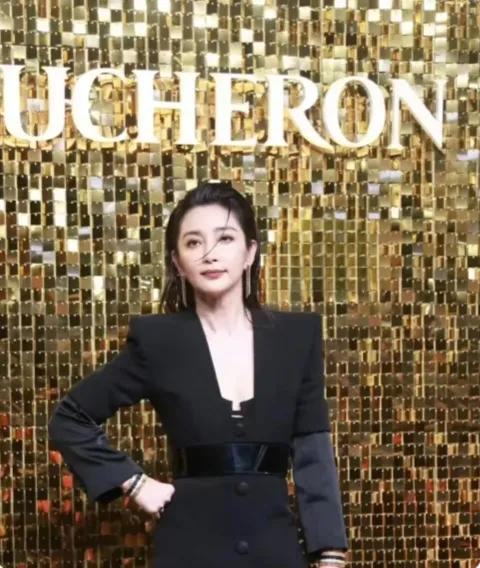 她曾是红极一时的美女代言人，曾和范冰冰齐名，主演过一些比较好看的电视剧，据说她有