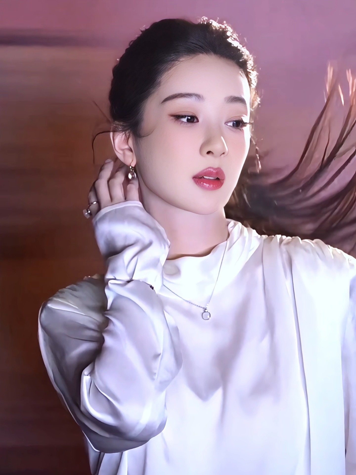 杨紫 镌刻着刻骨的花纹，柔软融化了不逝的爱意，你是诗，是歌，是酒，你让星星坠入我