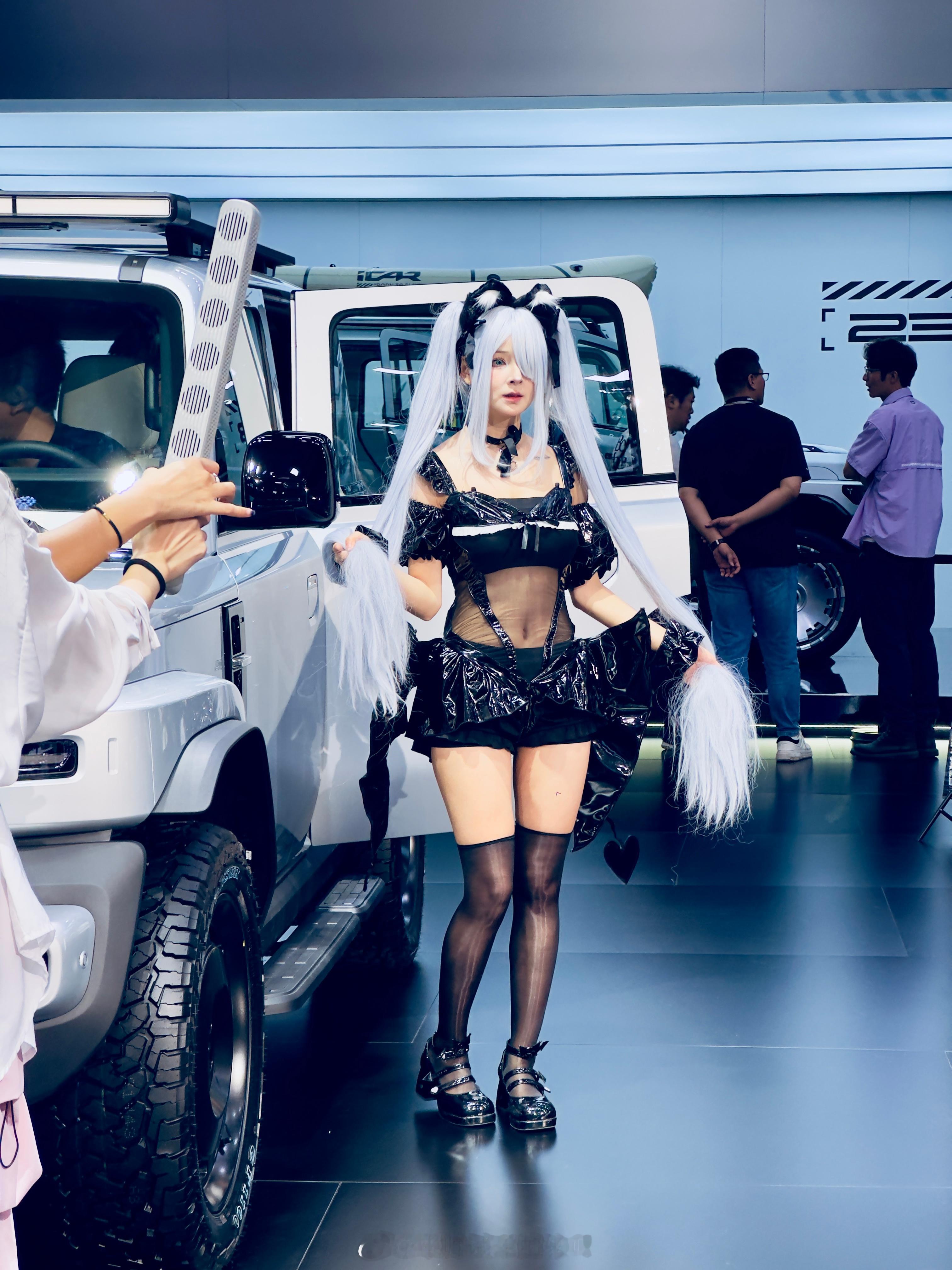 iCAR展台的车模相比于成都车展“收敛”了很多，这次是玩的COSPLAY，大家感
