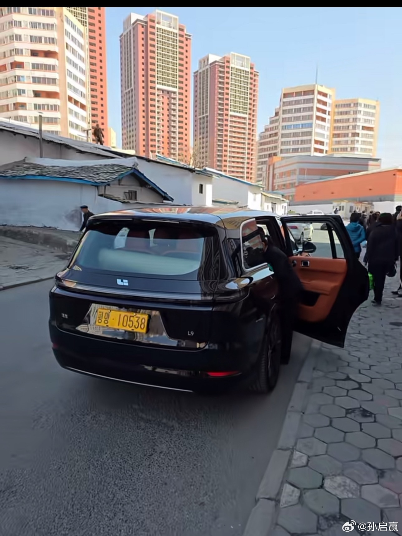 很好奇理想汽车是以什么途径进入朝鲜市场的，不过朝鲜的车牌看起来挺不错，黄底黑字很