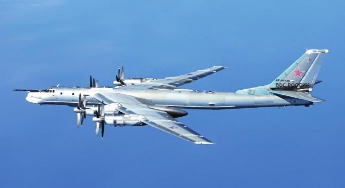 每天认识一件兵器 苏联/俄罗斯Tu-95“熊”轰炸机机身长度：46.2米机身高度