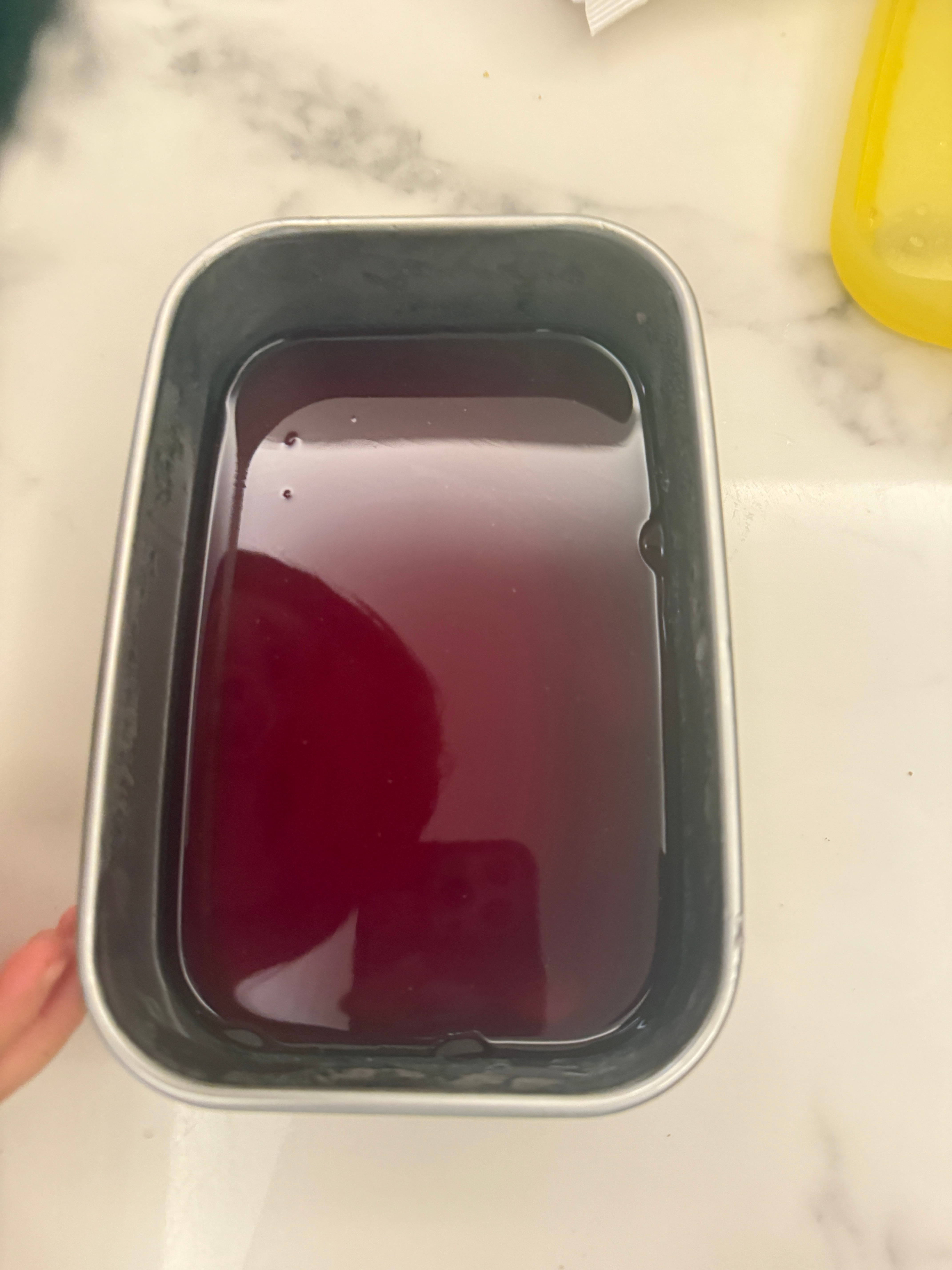 压压突然端出一盒红色的冻说做给球球吃的我：鸭血啊？？？压压说杨梅！小结那天摘来的