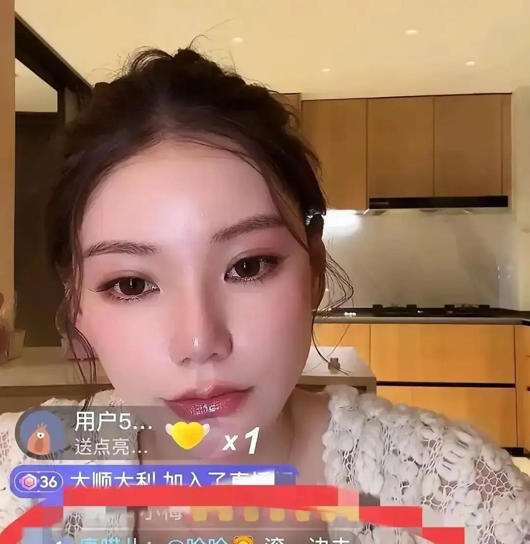 马筱梅直播卖口红，弹幕突然冒出一句“你长得还没张颖颖好看”她没黑脸，笑着回“各花