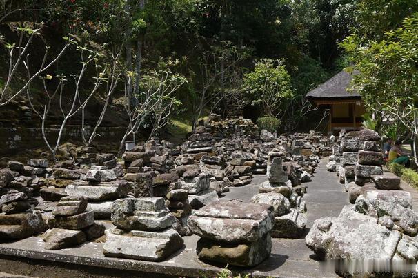 【象窟】象窟是巴厘岛唯一石窟寺院遗址，建于11世纪，1923年被荷兰考古学家发现