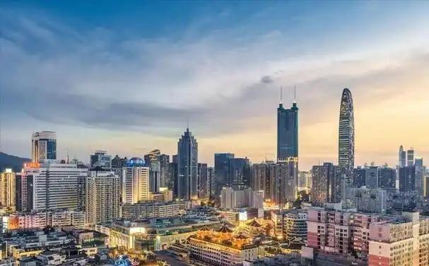 按照常规逻辑，一个国家要从一穷二白走向繁荣昌盛，通常得花个几百年，可中国却几十年