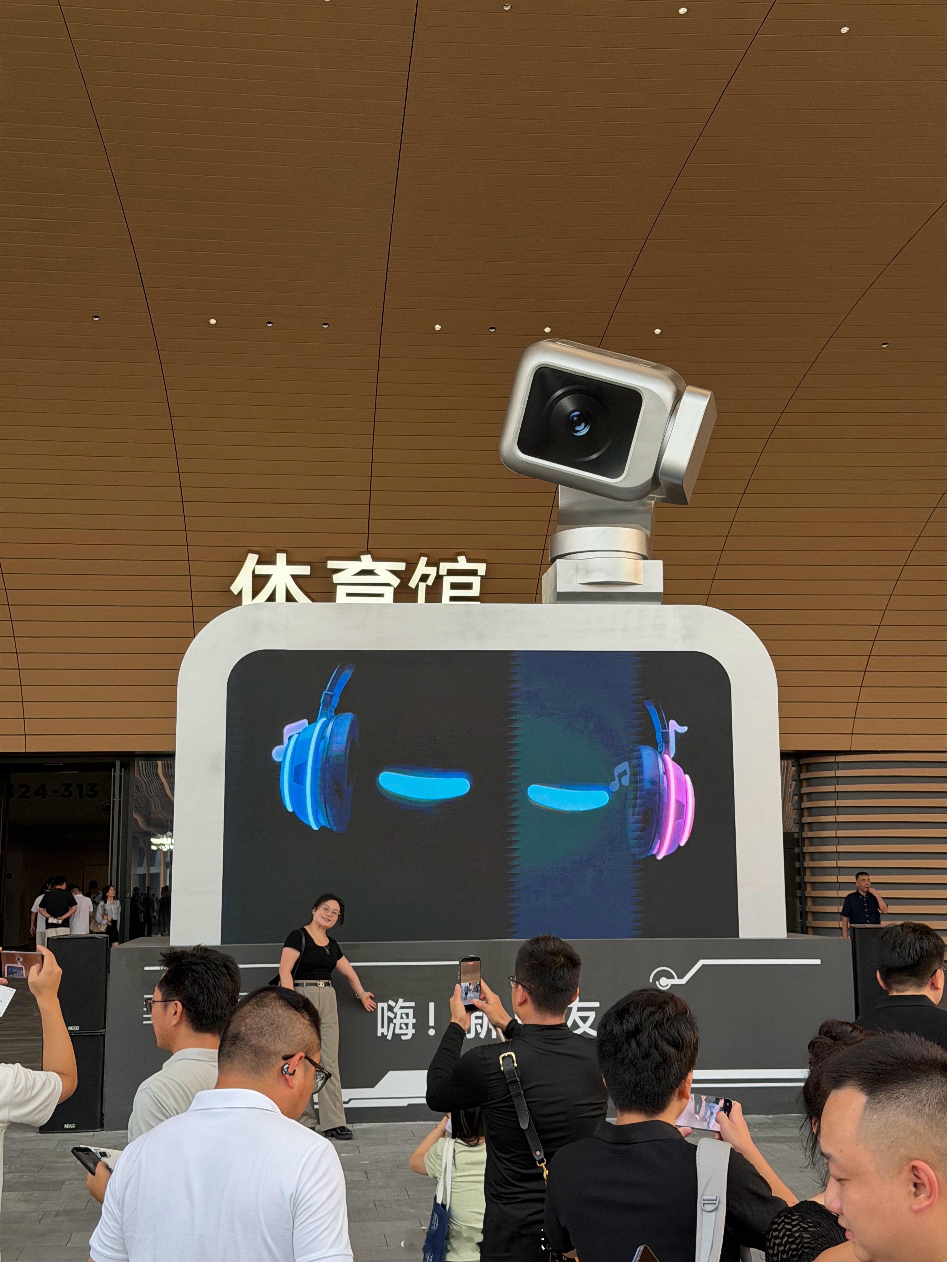 给你们看看广东有多潮，刚下空调车，眼镜立马雾了。荣耀RobotPhone发布会场
