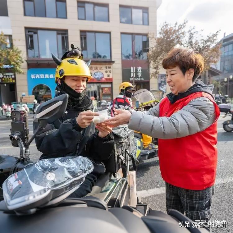 整个镇的外卖都是他的！26岁小伙月入过万，没有差评只有人情

江苏徐州，马陵山镇