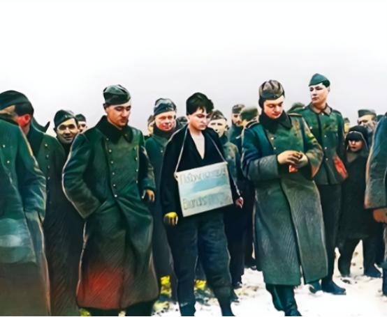 1941年，苏联女英雄卓娅，牺牲前的最后一张照片。画面中的卓娅无精打采，看似穿戴