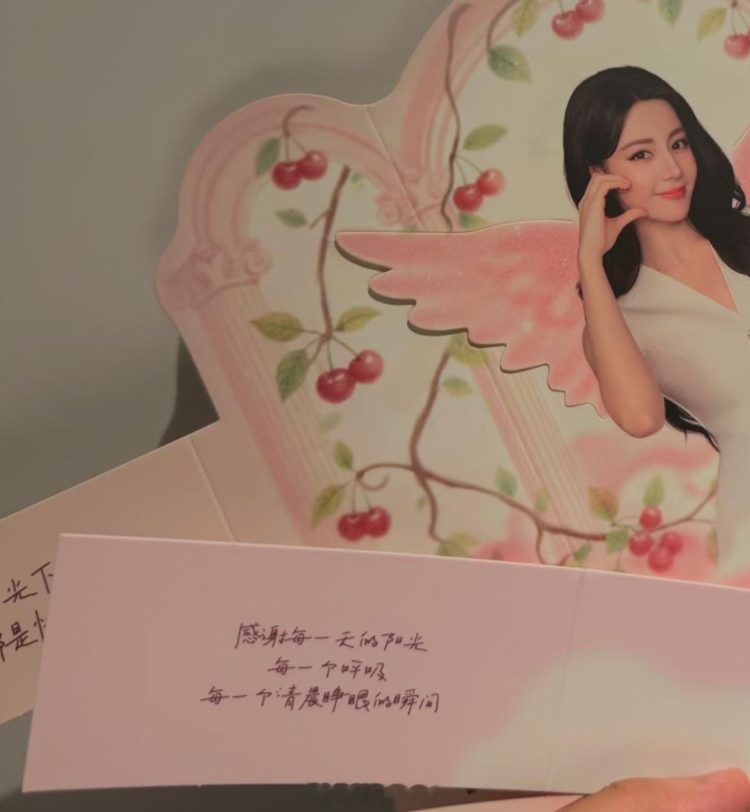 德佑的腰封做的好有寓意啊 分别来自于热巴2012年和2014年的微博原话 