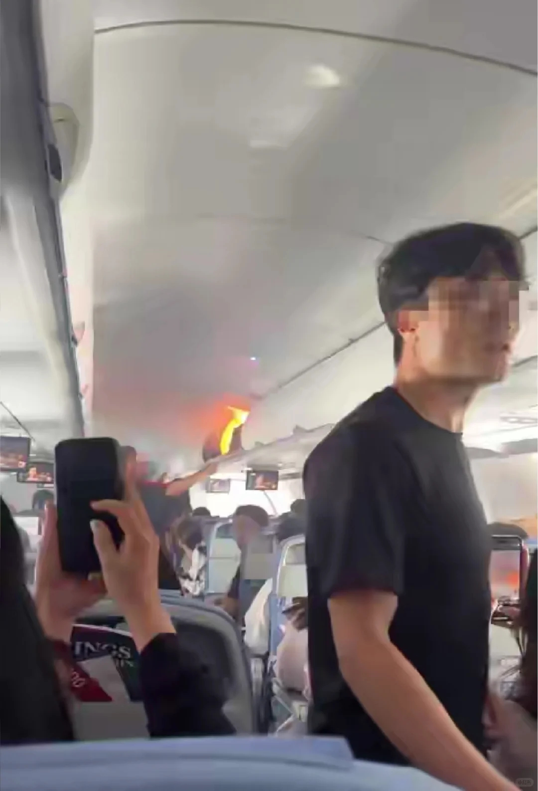 飞韩国的航班行李架起火 这下你们知道为什么带锂电池的东西不能托运要随身带着了吧。