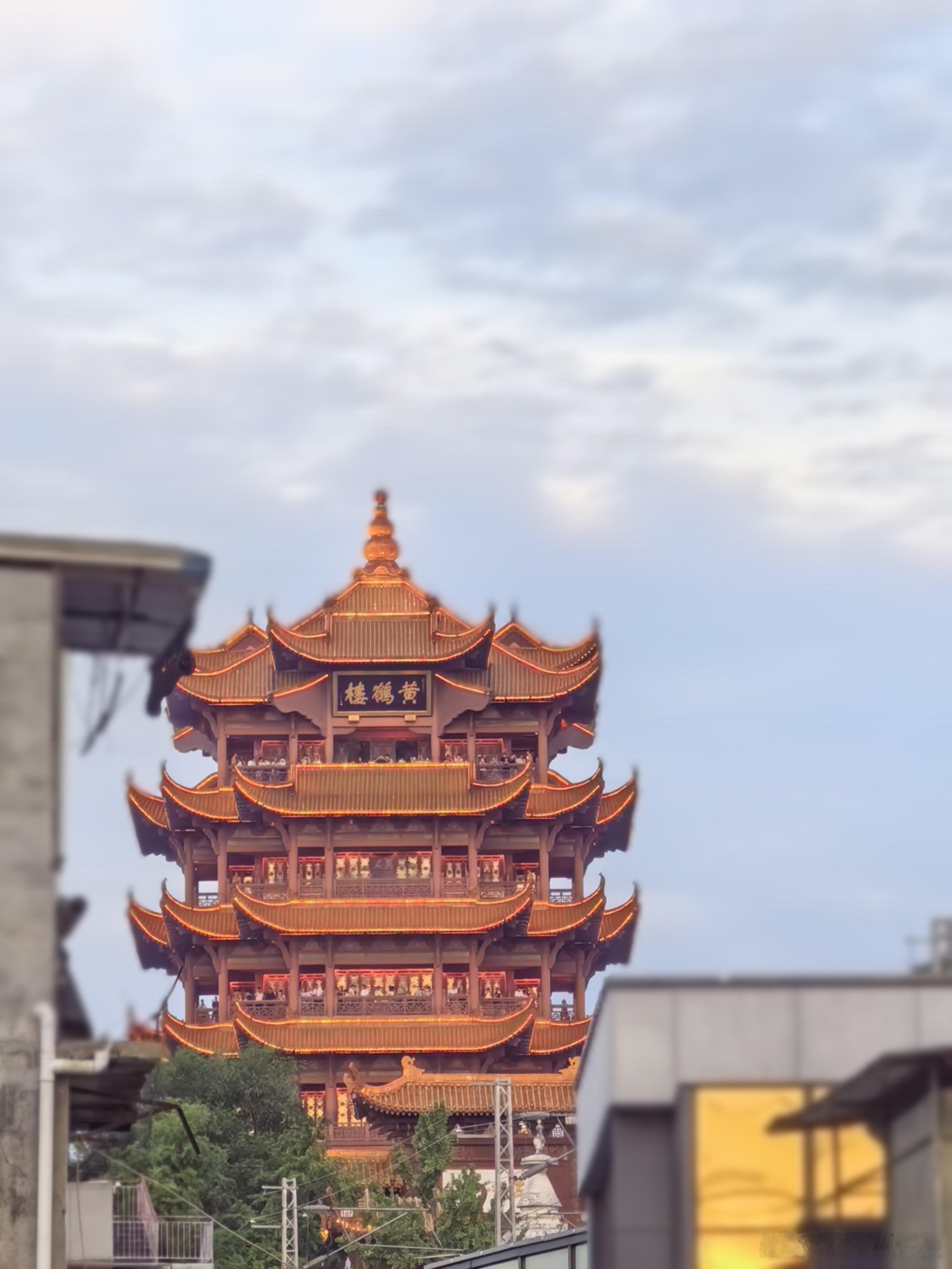 傍晚武汉黄鹤楼、长江大桥、龟山电视塔，一桥飞架南北，滚滚长江东逝水这一秒过火