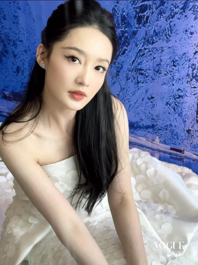 #李沁松弛的雪花live# #李沁抹胸花瓣裙live# 李沁身着抹胸花瓣裙，宛如