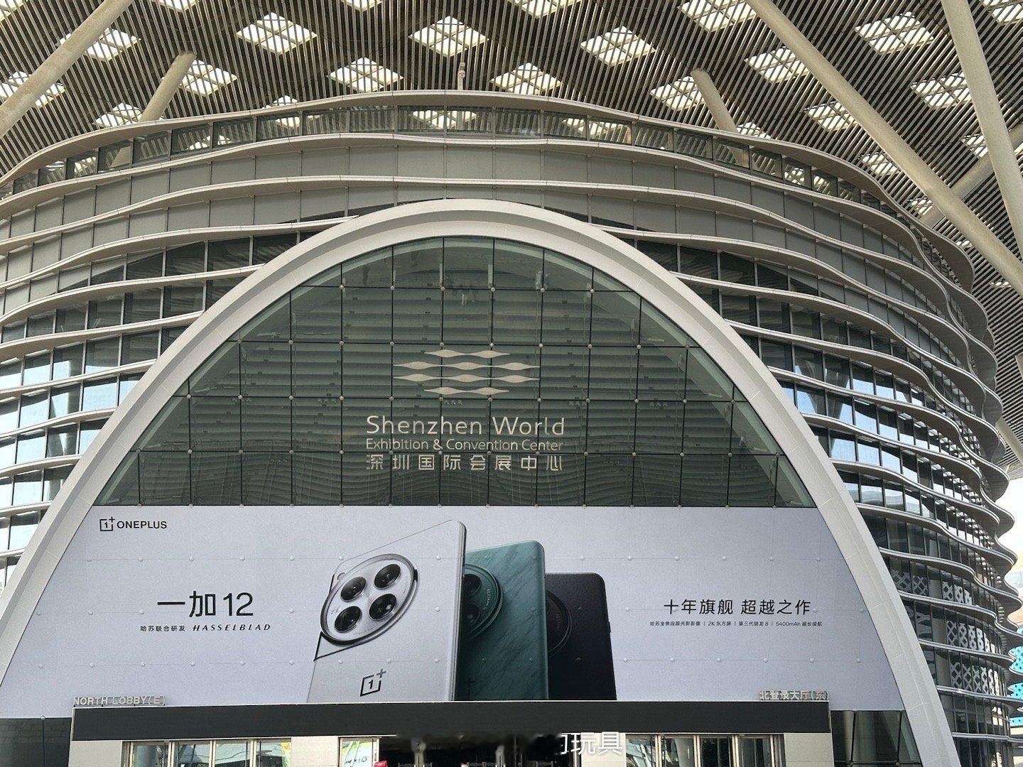今天来看一加12，现场都是加人们和加友[笑而不语]  ​​​