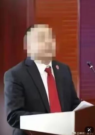 恶官被免！受害女子7个月坚守终见曙光。
这个肥头大耳的人，4月30号被免职了，那
