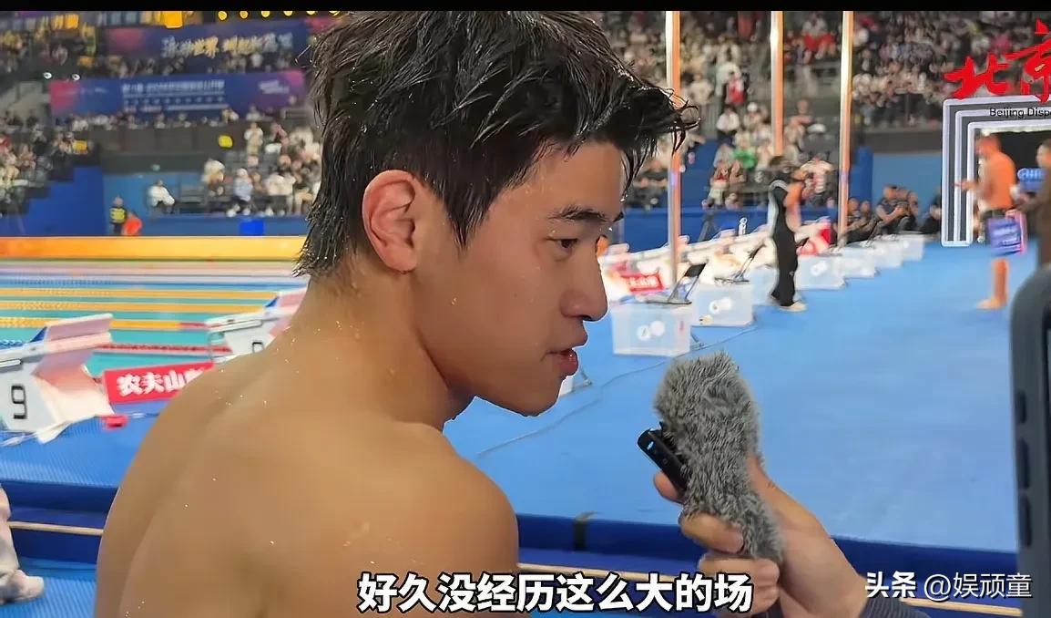 怎么可能不难过了！
潘展乐100米自由泳输给阿莱克西、查尔莫斯，拿到铜牌，在接受