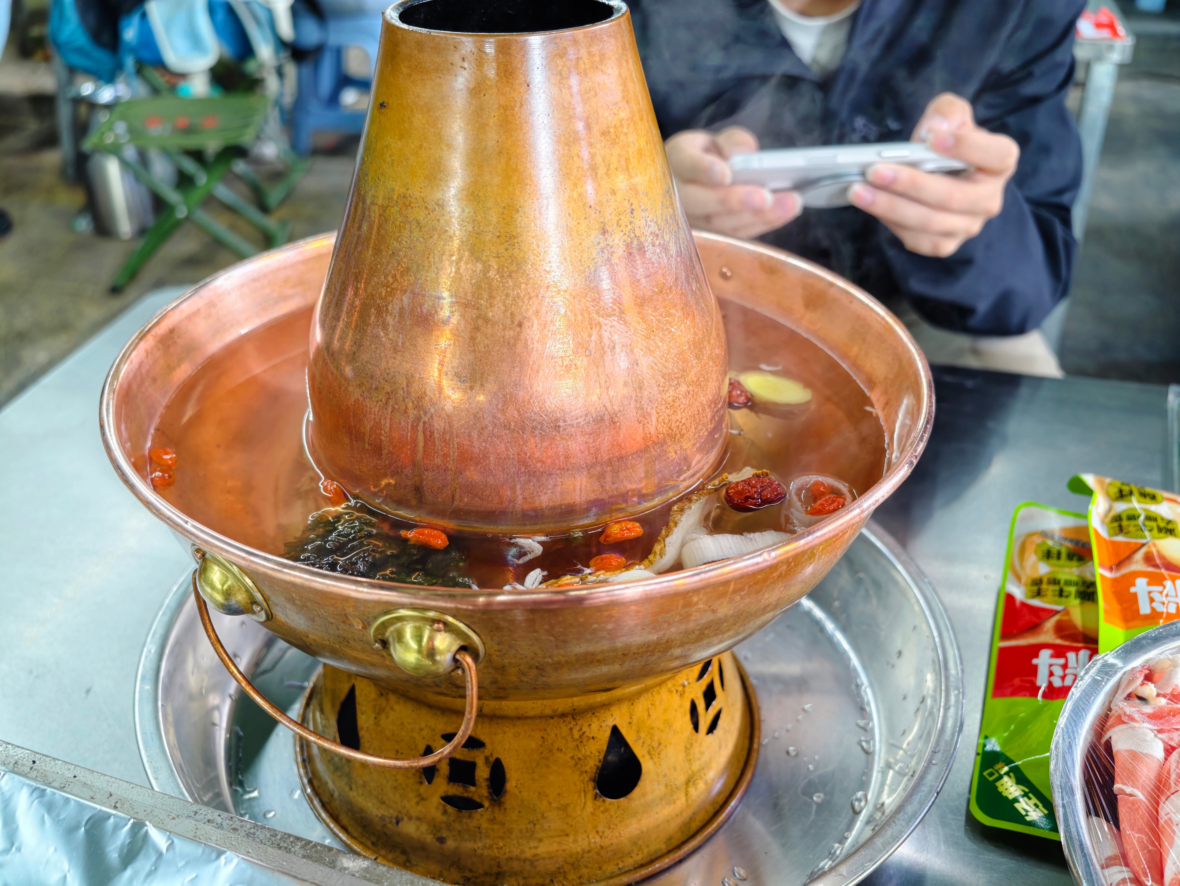 偷摸吃点儿：🤫 