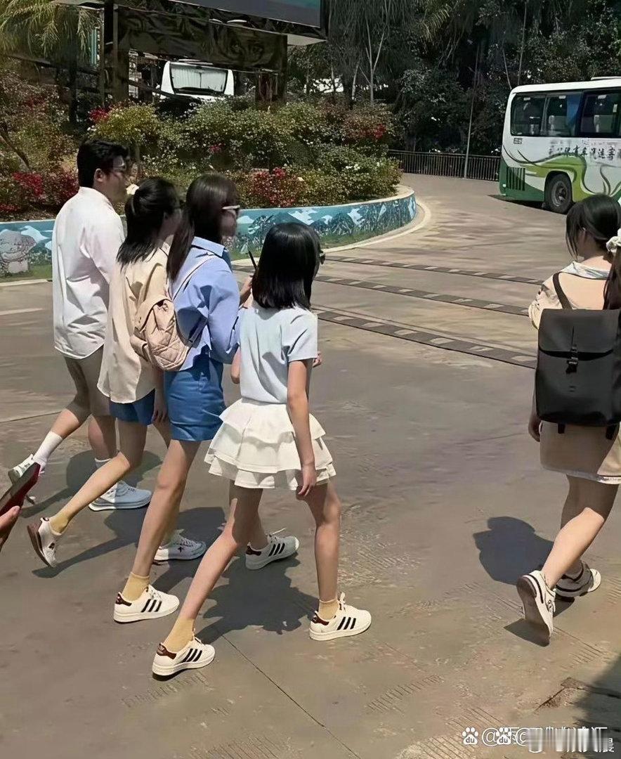 陆毅曾说当年一眼就被鲍蕾的长腿吸引，如今一家四口全是大长腿，满屏优越比例，简直看
