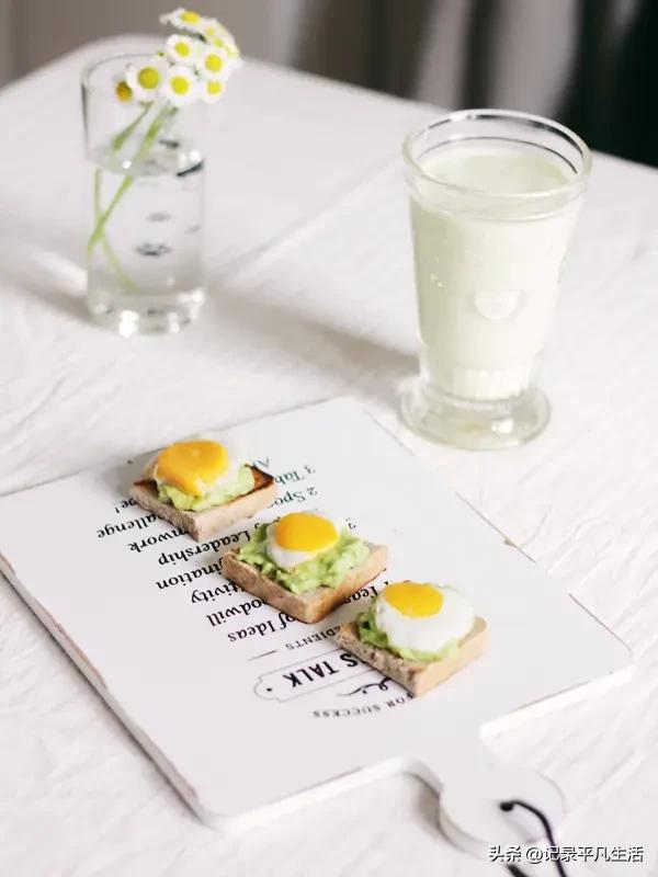 今天吃什么清晨的阳光透过窗棂，在木质餐桌上投下斑驳光影。白瓷盘里的牛油果吐司铺着