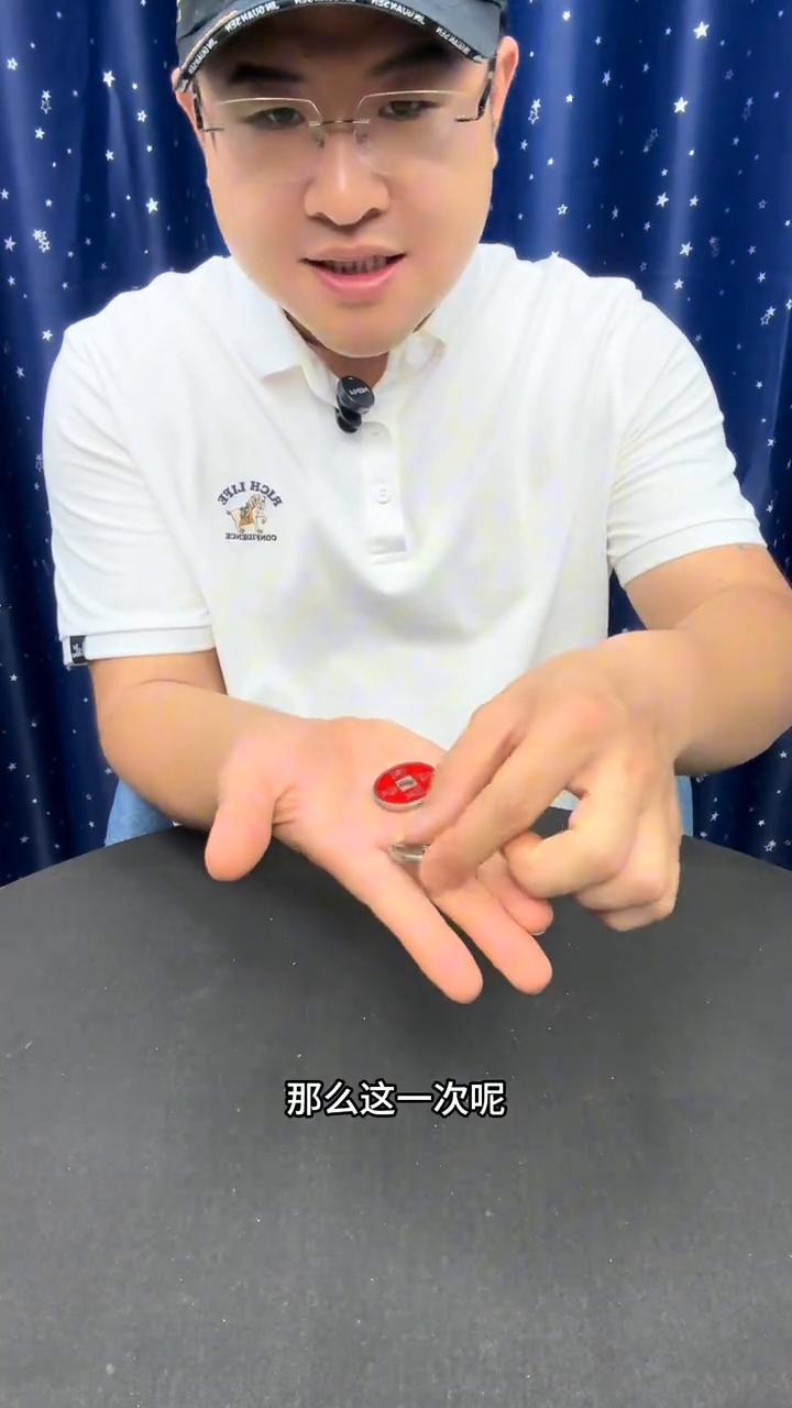 魔术大揭秘。
魔术都是假的。
·这里有两枚硬币，黑色的和红色的。把硬币放到手上，