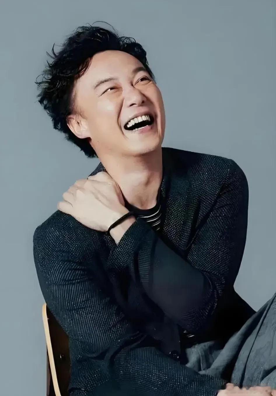 一觉醒来认识和不认识陈奕迅的人都沉默了，他只是在日本开了一个演唱会而已，在日本开