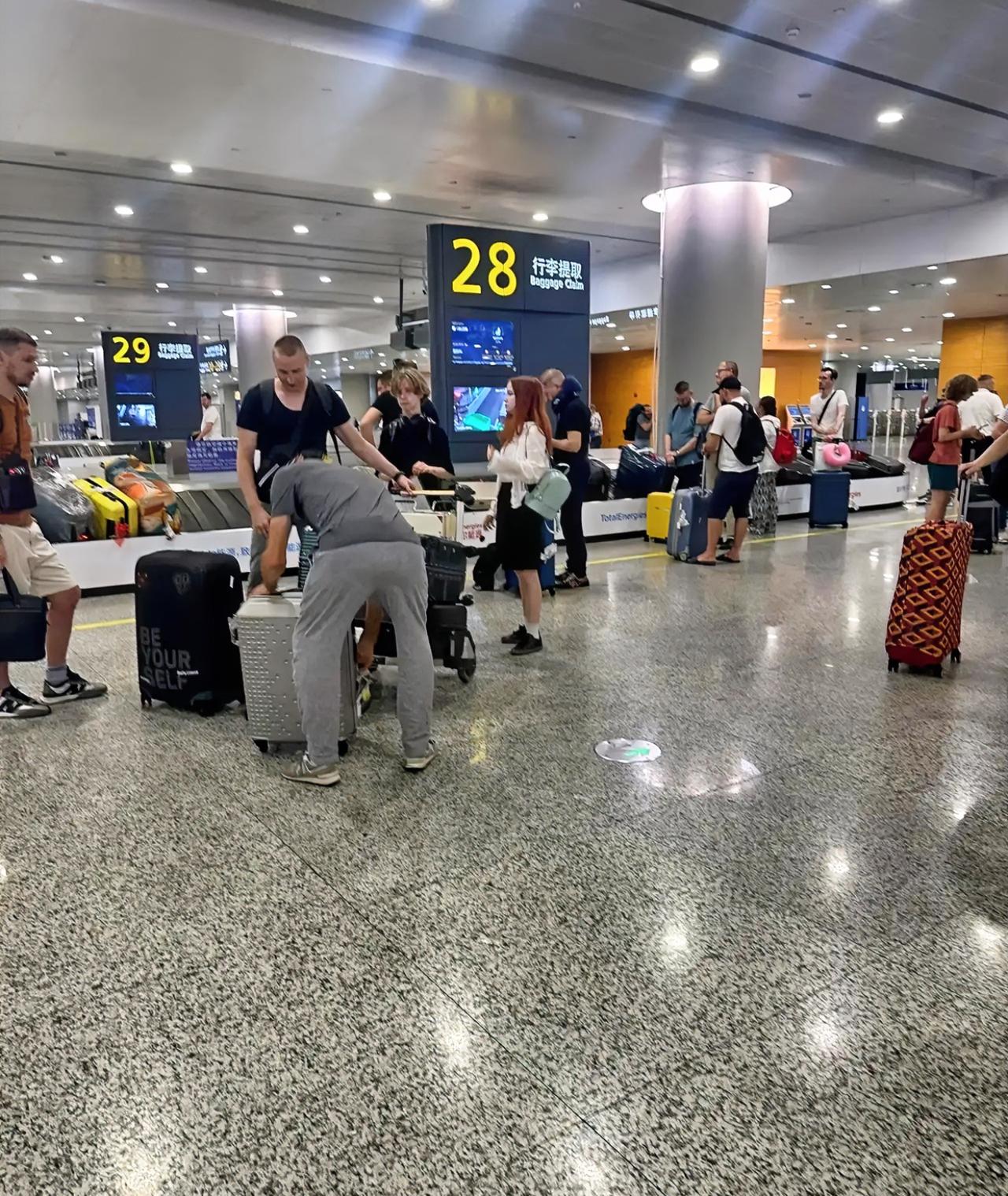 上海浦东机场几架飞往中东的航班在空中飞了六七小时后又掉头返回上海。由于中东那边的