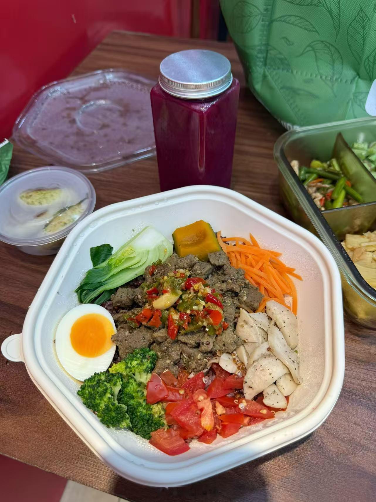 看着这一盒绿油油的轻食，虽然营养满分，但肚子里的馋虫却在疯狂抗议！减肥真的太考验